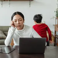 ilustrasi perempuan bekerja/Photo by Ketut Subiyanto from Pexels