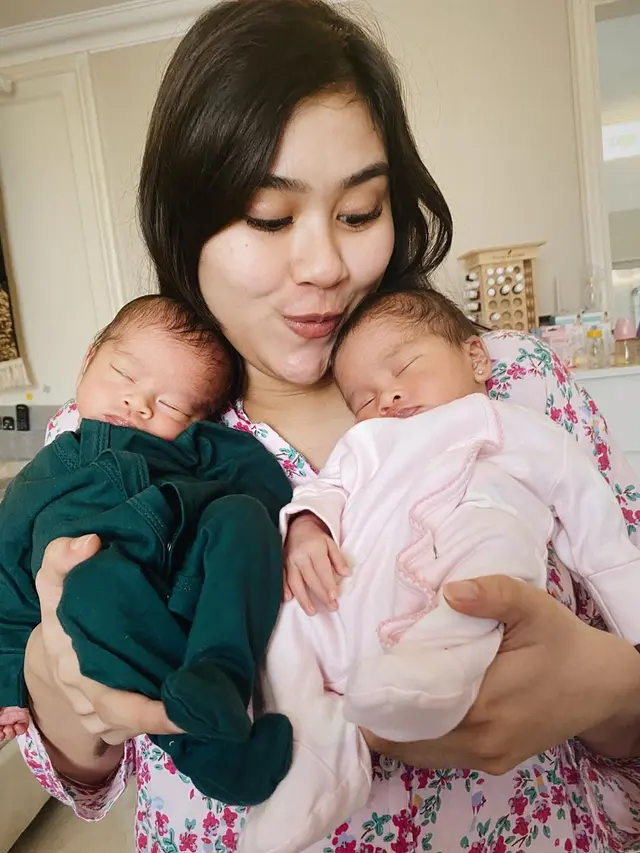 [Fimela] Syahnaz Sadiqah dan Bayi Kembarnya