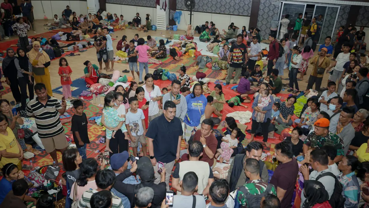 Gubernur Sumatera Utara atau Gubernur Sumut Bobby Nasution menemui para pengungsi banjir dan longsor di Kabupaten Tapanuli Tengah, Jumat 28 November 2025.