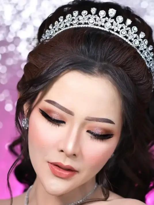 Sang MUA tampak mengaplikasikan complexion matte dan contour yang tegas untuk membuat wajah Bella lebih tirus.  [Instagram/khadijahazzahra_makeup]