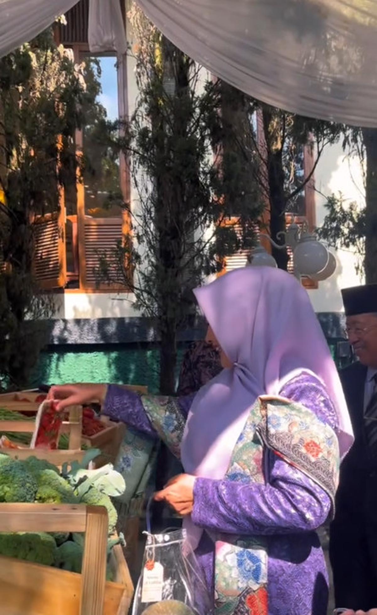 Sajikan Sayuran-Sayuran Segar, Momen Pernikahan dengan Souvenir Unik Ini Bikin Takjub Warganet