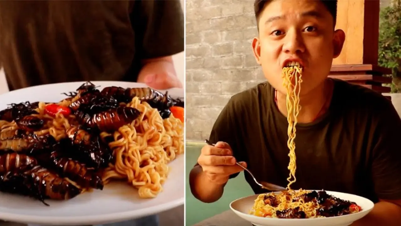 youtuber makan mie pakai kecoak