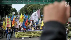 Peserta aksi dari sejumlah elemen buruh membentangkan poster dan spanduk dalam peringatan Hari Buruh Sedunia di kawasan Jakarta, Rabu (1/5/2019). Buruh dari berbagai daerah di Jabodetabek serentak turun ke jalan menuju Istana Negara untuk menyuarakan 7 tuntutan. (merdeka.com/Iqbal S Nugroho)