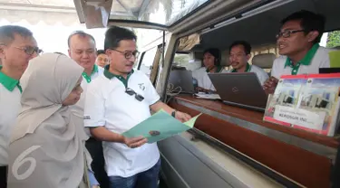 Menteri Agraria dan Tata Ruang, Ferry Mursyidan Baldan melihat proses pelayanan pengurusan tanah di kawasan CFD, Jakarta, Jakarta, Minggu (4/10/2015). Pelayanan mobil keliling untuk memberi kemudahan pelayanan sertifikasi tanah.(Liputan6.com/Angga Yuniar)