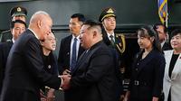 Pemimpin Korea Utara Kim Jong Un dan putrinya Kim Ju-ae di Beijing menjelang parade militer Hari Kemenangan China. (Dok. KCNA&nbsp;via AFP)