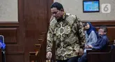 Terdakwa kasus korupsi pengadaan infrastruktur BTS 4G BAKTI KominfoÂ Achsanul Qosasi berjalan keluar ruangan usai menjalani sidang pembacaan tuntutan di Pengadilan Tipikor, Jakarta, Selasa (21/5/2024). (Liputan6.com/Angga Yuniar)