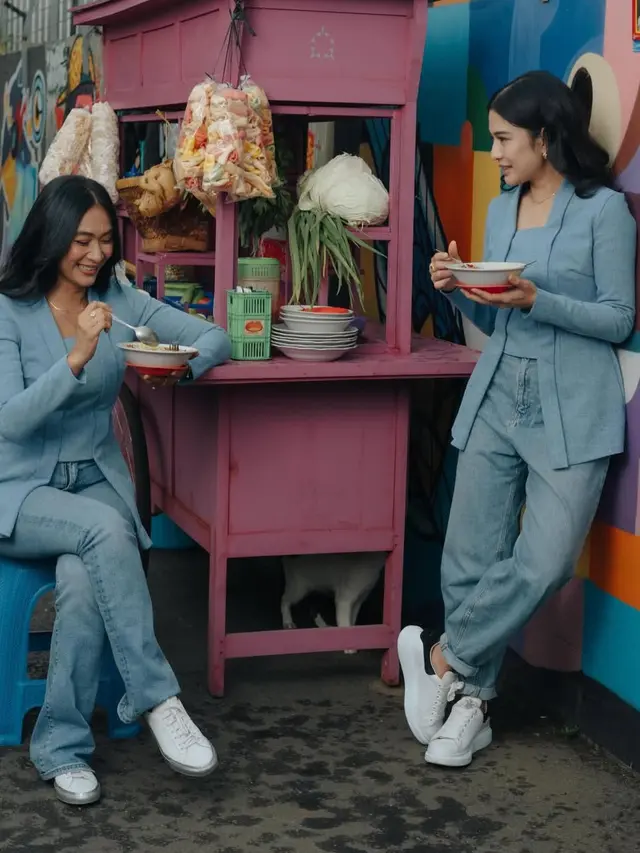 Happy Salma dan Dian Sastrowardoyo Foto Depan Gerobak Soto pakai kebaya sama. [@happysalma]