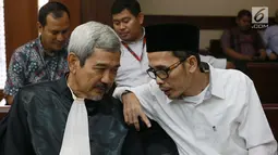 Kakanwil Kemenag Gresik yang juga tersangka pemberian suap kepada anggota DPR Romahurmuziy, Muafaq Wirahadi jelang sidang pembacaan dakwaan di Pengadilan Tipikor, Jakarta, Rabu (29/5/2019). Muafaq Wirahadi didakwa memberi suap mantan Ketua Umum PPP Romahurmuziy. (Liputan6.com/Helmi Fithriansyah)