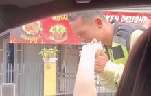 Baru Pertama Kali, Tukang Parkir Miliki Adab yang Sopan Dikasih Uang 'Ini Kebesaran