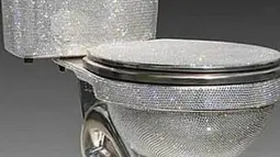 Bagaimana rasanya buang air di toilet seharga Rp 722 juta ini? Ya, toilet yang terbuat dari kristal Swarovski ini didesain oleh Jemal Wright. (ohmymag.com)