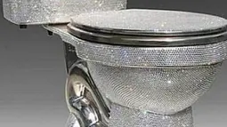 Bagaimana rasanya buang air di toilet seharga Rp 722 juta ini? Ya, toilet yang terbuat dari kristal Swarovski ini didesain oleh Jemal Wright. (ohmymag.com)