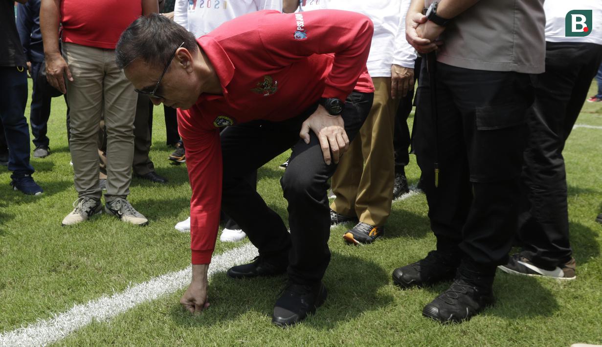 Ketua PSSI, Mochammad Iriawan, mengamati rumput saat inspeksi ke Stadion Pakansari, Bogor, Selasa (3/3/2020). Kegiatan tersebut dalam rangka melihat kesiapan veneu jelang piala dunia U-20 pada 2021. (Bola.com/M Iqbal Ichsan)