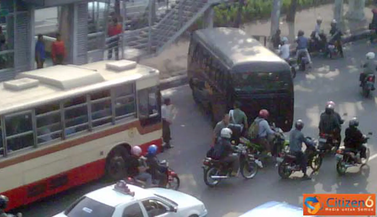 Citizen6, Jakarta: Kemacetan didepan Kantor BNN-Cawang, Jakarta Timur, karena ada bus yang menghalangi jalan kendaraan yang melintas. (Pengirim: Untung)