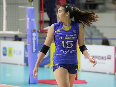 Yolla Yuliana merupakan salah satu pevoli Bandung BJB Tandamata di PLN Mobile Proliga 2022. Parasnya yang menawan ditambah prestasinya yang tak kalah gemilang, selalu menarik perhatian bagi para pencinta olahraga voli di Indoneisa. (Bola.com/Bagaskara Lazuardi)