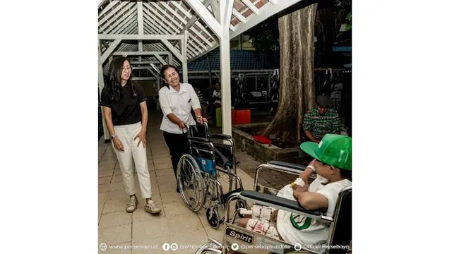 Ivo Ananda menemui seorang suporter Persebaya dan memberikan kursi roda