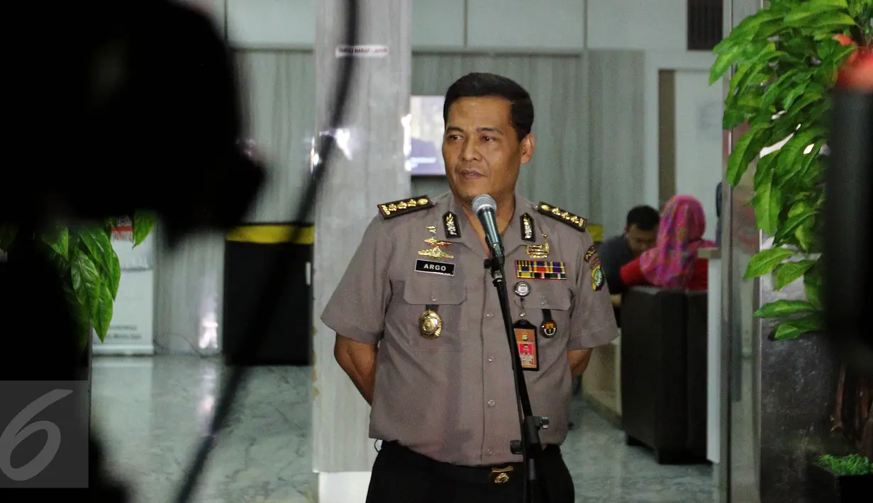 Kabid Humas Polda Metro Jaya Kombes Argo Yuwono memberikan keterangan pers terkait status tersangka Firza Husein di Polda Metro Jaya, Jakarta, Selasa (16/5). (Liputan6.com/Johan Tallo)