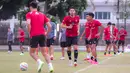 <p>Pemain Timnas Indonesia, Sandy Walsh (tengah) saat mengikuti latihan menjelang laga leg pertama Kualifikasi Piala Dunia 2026 zona Asia melawan Brunei Darussalam di Lapangan A Kompleks Stadion Utama Gelora Bung Karno (SUGBK), Senayan, Jakarta, Senin (09/10/2023). (Bola.com/Bagaskara Lazuardi)</p>