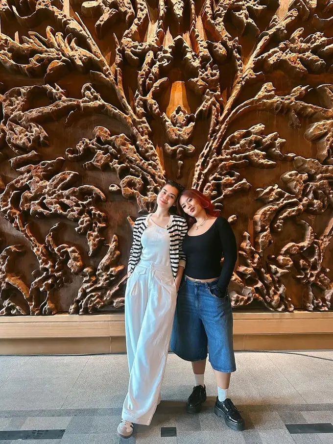 Pulang ke Indonesia, Gaya Kontras Zahwa Massaid dengan Sang Adik Aaliyah Massaid yang Segera Menikah