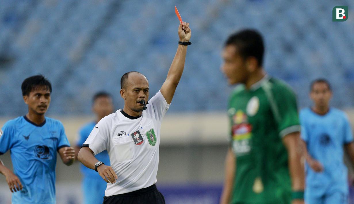 Wasit Ginanjar Rahman Latief memberi kartu merah kepada pemain PSS Sleman, Fabiano Beltrame saat menghadapi Persela Lamongan dalam laga matchday ke-2 Grup C Piala Menpora 2021 di Stadion Si Jalak Harupat, Bandung, Minggu (28/3/2021). PSS bermain imbang 0-0 dengan Persela. (Bola.com/M Iqbal Ichsan)