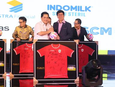 Direktur Utama SCM, Sutanto Hartono (kanan) bersama Ketua Umum PSSI, Erick Thohir, bersamalaman dengan simbolis menyerahkan bola dan jersey Timnas Indonesia tanda simbolis perpanjangan kerja sama antara SCM dengan PSSI dilakukan dalam PSSI Partner Summit 2024 di Hotel Park Hyatt, Jakarta Pusat, pada Senin (16/12/2024). (Bola.com/Abdul Aziz)