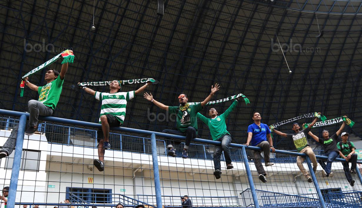 Aksi Bonek menyambut timnya Persebaya Surabaya melawan PSPS Riau pada laga 8 Besar Liga 2 Grup Y di Stadion GBLA, Bandung, Sabtu (18/11/2017). Persebaya Menang 1-0. (Bola.com/Nicklas Hanoatubun)