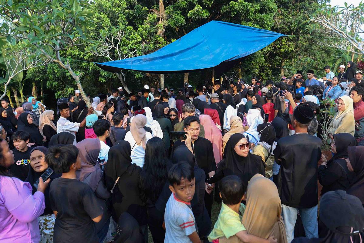 Tangis Haru Iringi Pemakaman Mpok Alpa, Komedian Ceria yang Berjuang Diam-Diam Lawan Kanker