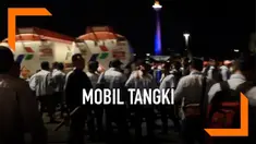 Dua mobil tangki Pertamina diadang dan dibawa paksa massa. Ternyata kedua mobil tersebut dibawa ke demonstrasi di depan Istana Negara.