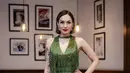 Tampil dengan gaun hijau bergaya glamor, tampilan Satah Wijayanto curi atensi. [Foto: Instagram/ Sarah Wijayanto]