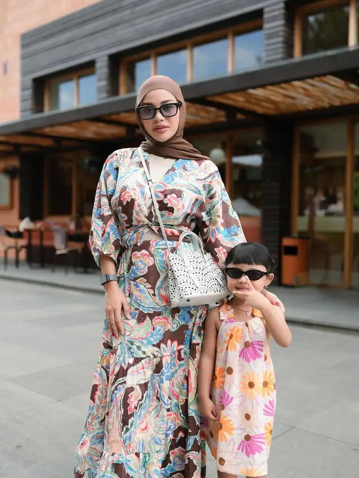 Gaya Aurel Hermansyah Terbaru saat Nongkrong di Kafe Bali, Anggun dengan Dress Flowy dan Tas Putih