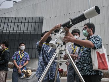Petugas Planetarium dan Obersevasi Jakarta (POJ) menyiapkan teleskop yang akan digunakan untuk mengobservasi fenomena gerhana bulan total atau Bloodmoon di Taman Ismail Marzuki, Jakarta Pusat, Selasa (8/11/2022). Fenomena gerhana kali ini disebut akan menjadi yang terakhir kali untuk 2022 sampai 3 tahun ke depan. (merdeka.com/Iqbal S Nugroho)