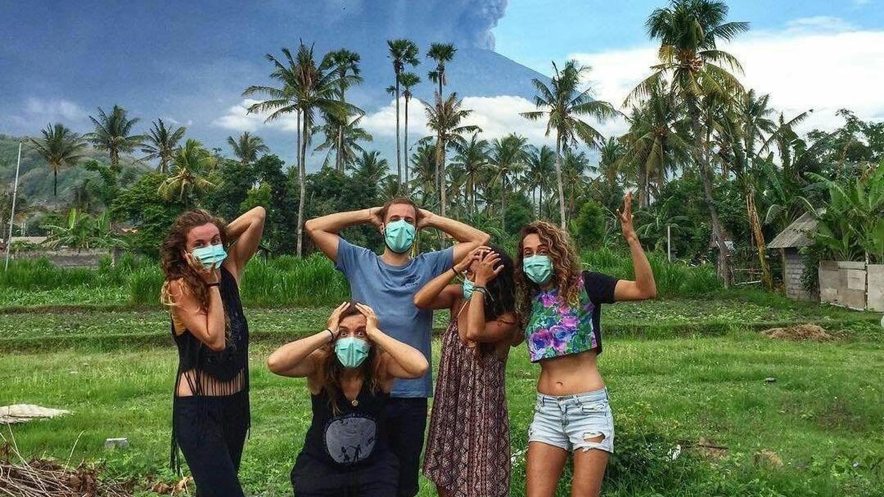 Beragam Gaya Turis di Bali Nikmati Letusan Gunung Agung