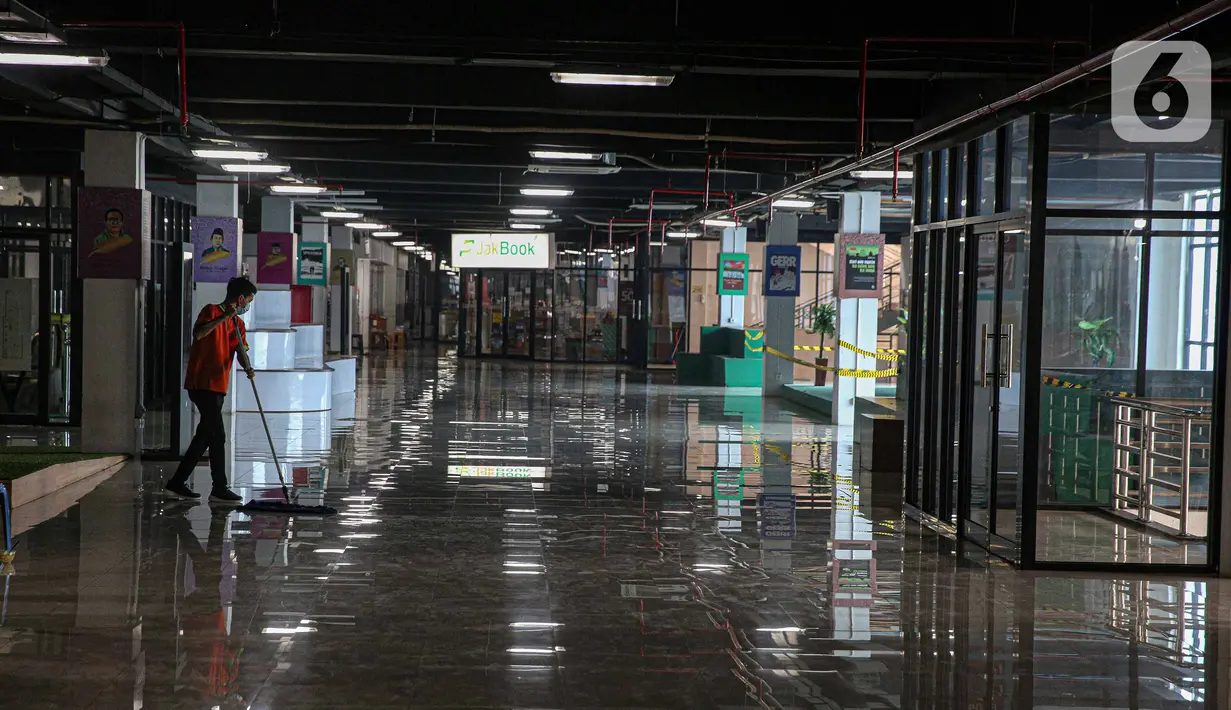 Pekerja membersihkan Pasar Kenari yang sepi, Jakarta, Rabu (24/11/2021). Salah satu pedagang buku yang terdampak pandemi covid mengatakan, "Covid-19 membuat kita semua harus pintar menyiasati penjualan dengan online bahkan daring. (Liputan6.com/Faizal Fanani)