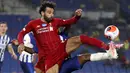 Striker Liverpool, Mohamed Salah berusaha mengontrol bola saat melawan Brighton & Hove Albion pada lanjutan pertandingan Liga Inggris di Stadion Falmer, Kamis (9/7/2020) dini hari WIB. Liverpool berhasil kalahkan Brighton dengan skor 3-1.  (AP Photo/Catherine Ivill,Pool)