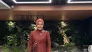 Aurel Hermansyah tampil anggun kenakan kebaya kurung berpadu dengan kain tenun. Dipadu dengan selendang bahu berpayet dan hijab polos warna merah bata [@attahalilintar]