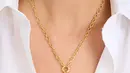 Perhiasan seasonal dikemas dalam nuansa Hari Valentine yang memikat dan subtle. Heart You melengkapi koleksi Hari Valentine ini dengan kalung berbentuk hati, anting, hingga gelang. Bursting Blooms menghadirkan sentuhan vibrant pada deretan perhiasan ini dengan permata warna-warni yang mencolok, dapat ditemukan pada anting, gelang, hingga kalung. [Dok. Kate Spade New York]