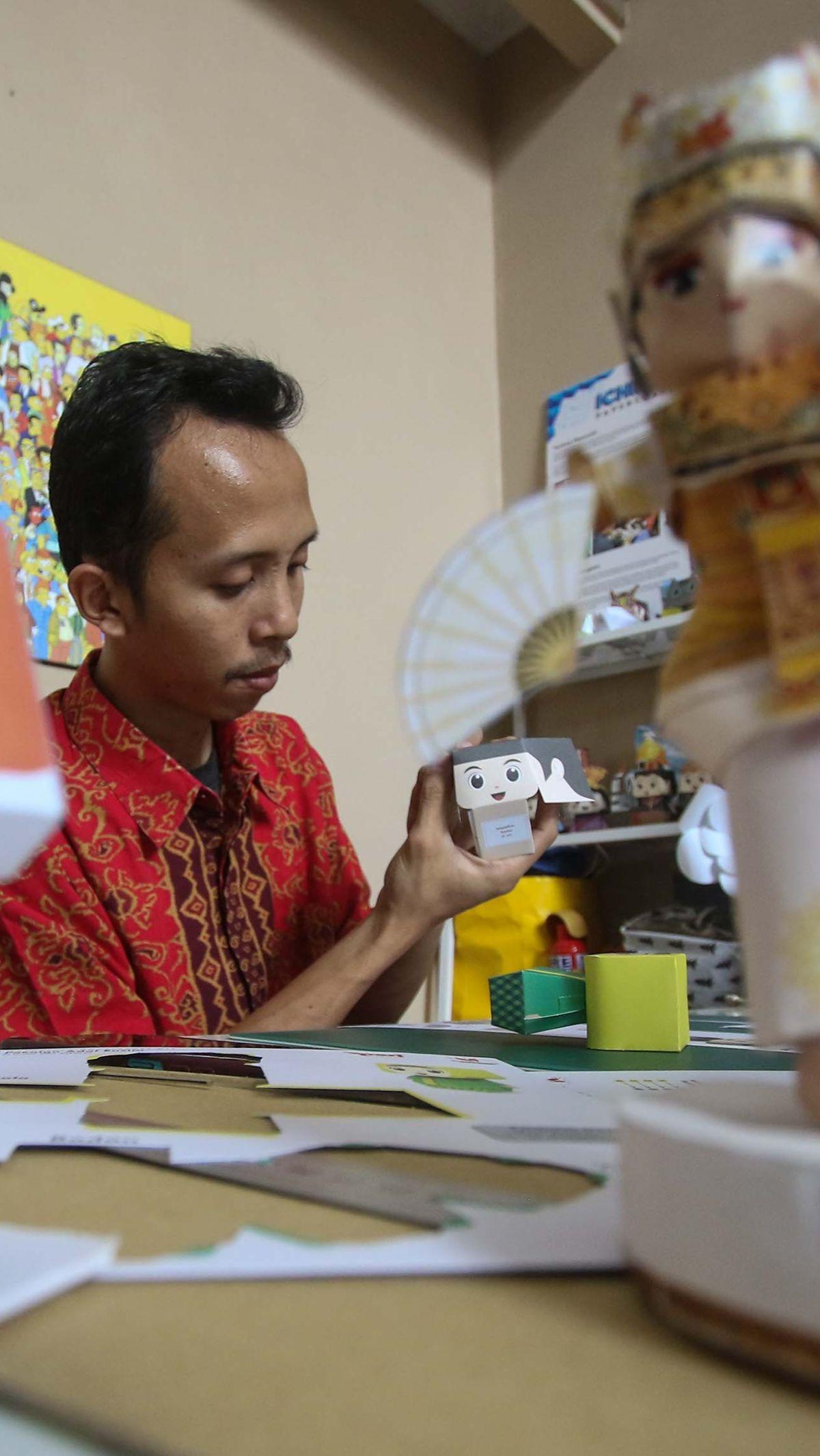 Awalnya usaha model kertas ini dimulai dari hobi dan komunitas para pendirinya.