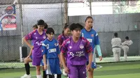 Asosiasi Sepak Bola Wanita Indonesia (ASBWI) berharap sepak bola putri Tanah Air lebih diperhatikan oleh PSSI setelah menggelar coaching clinic. (Bola.com/Dok.ASBWI).