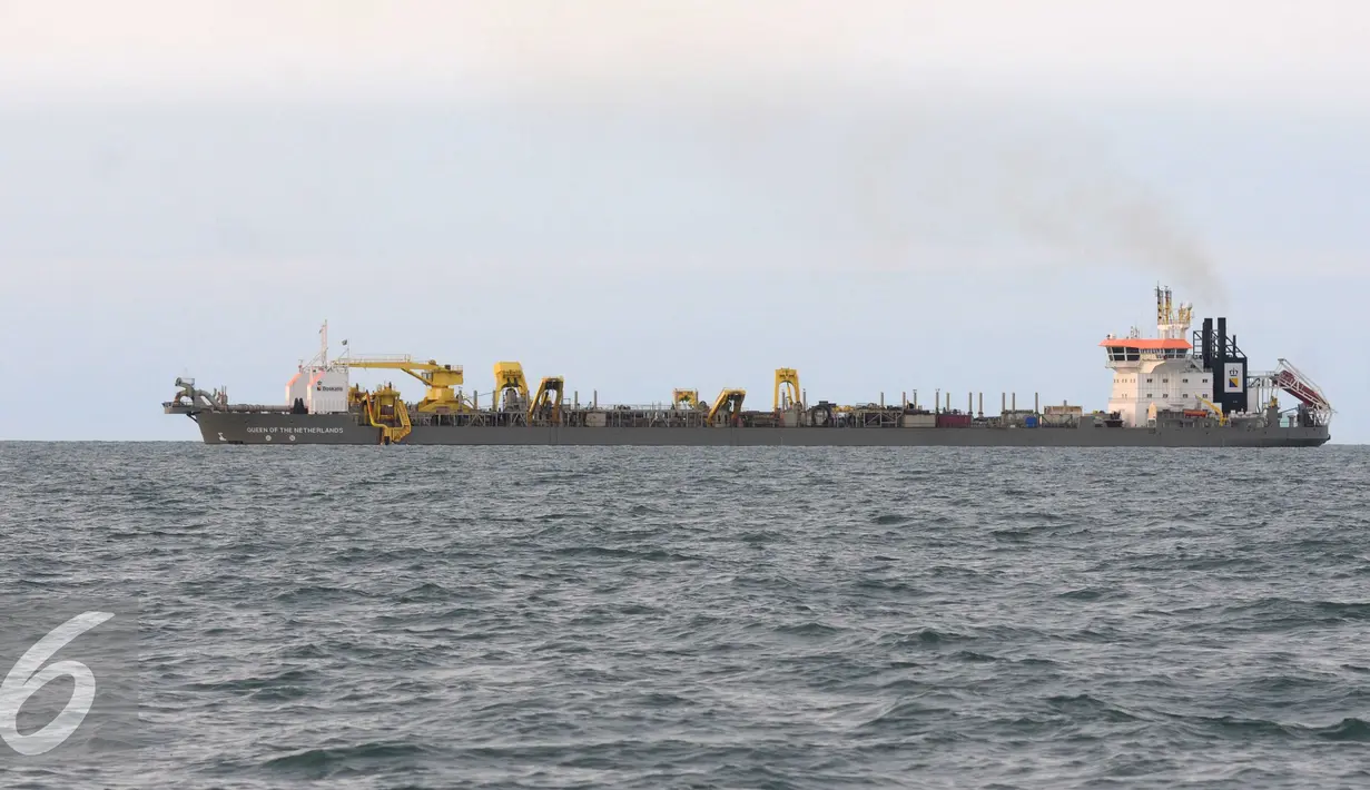 Kapal tongkang bernama "Queen of The Netherlands" yang digunakan untuk mengeruk pasir bawah laut untuk Reklamasi Teluk Jakarta beroperasi di perairan Serang, Banten, Rabu (27/4). (Liputan6.com/Helmi Afandi)