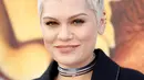 Penyanyi Jessie J tersenyum saat menghadiri pemutaran perdana film Ice Age: Collision Course di Fox Studios Lot, Los Angeles, AS, (16/7).  Jessie J mengisi suara untuk karakter binatang bernama Brooke. (REUTERS / Danny Moloshok)