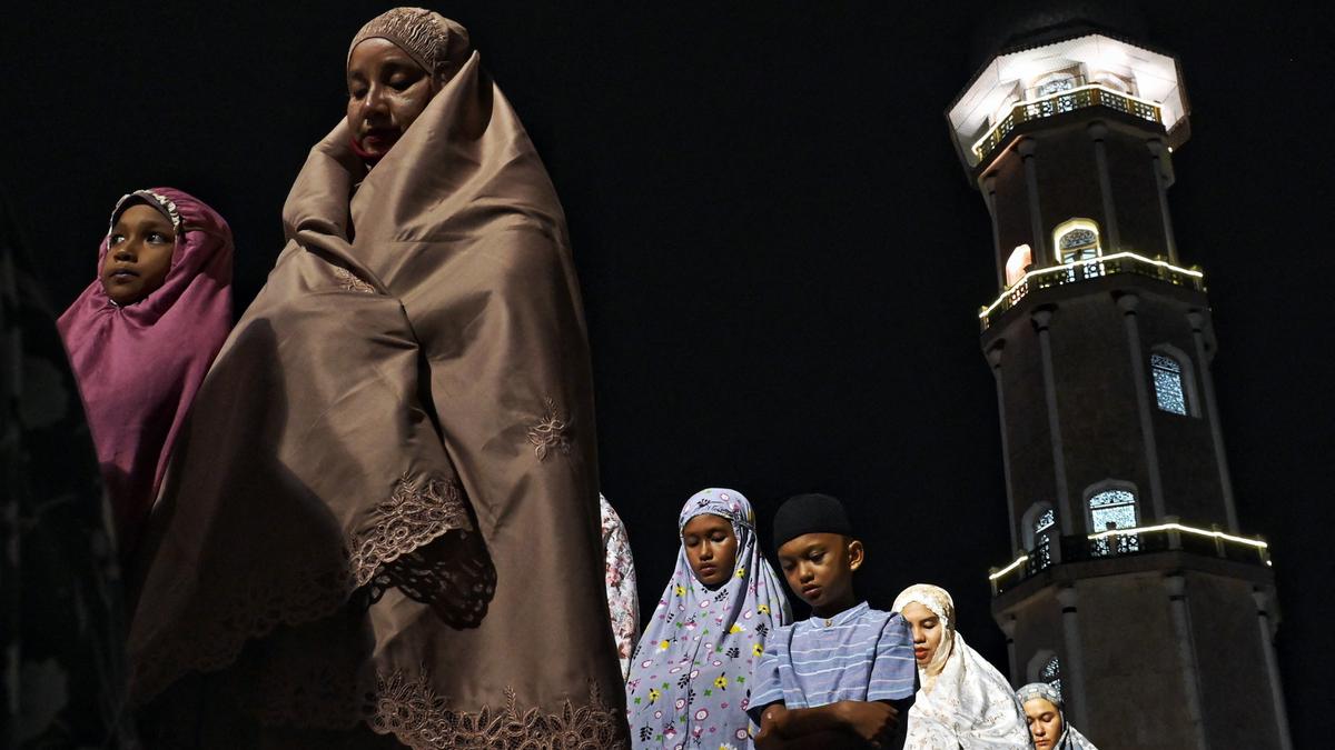 Shalat Tarawih 11 Rakaat 2 2 2 2 3, Panduan Lengkap Niat, Tata Cara, dan Doa Witir