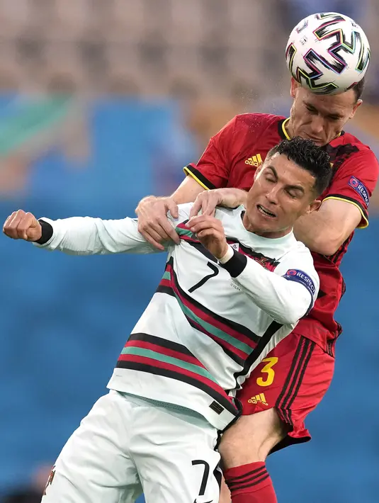 Bek timnas Belgia, Thomas Vermaelen dan penyerang timnas Portugal, Cristiano Ronaldo berebut bola pada babak 16 besar Euro 2020 di Estadio La Cartuja, Sevilla, Spanyol, Senin (28/6/2021) dini hari WIB. Belgia mendepak juara bertahan Portugal berkat kemenangan 1-0 (AP Photo/Thanassis Stavrakis, Pool)