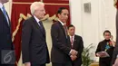 Presiden Joko Widodo mengantarkan Presiden Italia Sergio Mattarella usai menggelar konferensi pers terkait penandatanganan MoU Indonesia dan Italia di Istana Merdeka, Jakarta, Senin (9/11/2015). (Liputan6.com/Faizal Fanani)