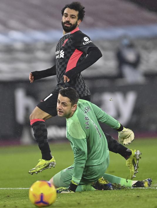 Penyerang Liverpool, Mohamed Salah mencetak gol pembuka ke gawang  West Ham United pada lanjutan pekan ke-21 Liga Inggris 2020/2021 di London Stadium, Minggu (31/1/2021) malam WIB. West Ham dipaksa bertekuk lutut oleh Liverpool dengan skor 1-3. (Justin Setterfield/Pool via AP)