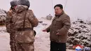 Pemimpin Kim Jong Un mengawasi uji coba rudal tersebut, yang disebut "Pulhwasal-3-31," yang identik dengan rudal jelajah strategis yang menurut Korea Utara pekan lalu sedang dalam pengembangan. (Korean Central News Agency/Korea News Service via AP)