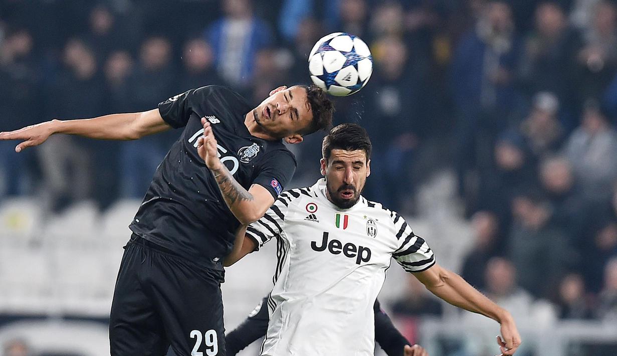 Pemain Juventus, Sami Khedira (kanan) berduel dengan pemain Porto, Francisco Soares pada Babak 16 Besar Liga Champions di Juventus Stadium, (14/3/2017). Juventus menang 1-0. (EPA/Alessandro Di Marco)