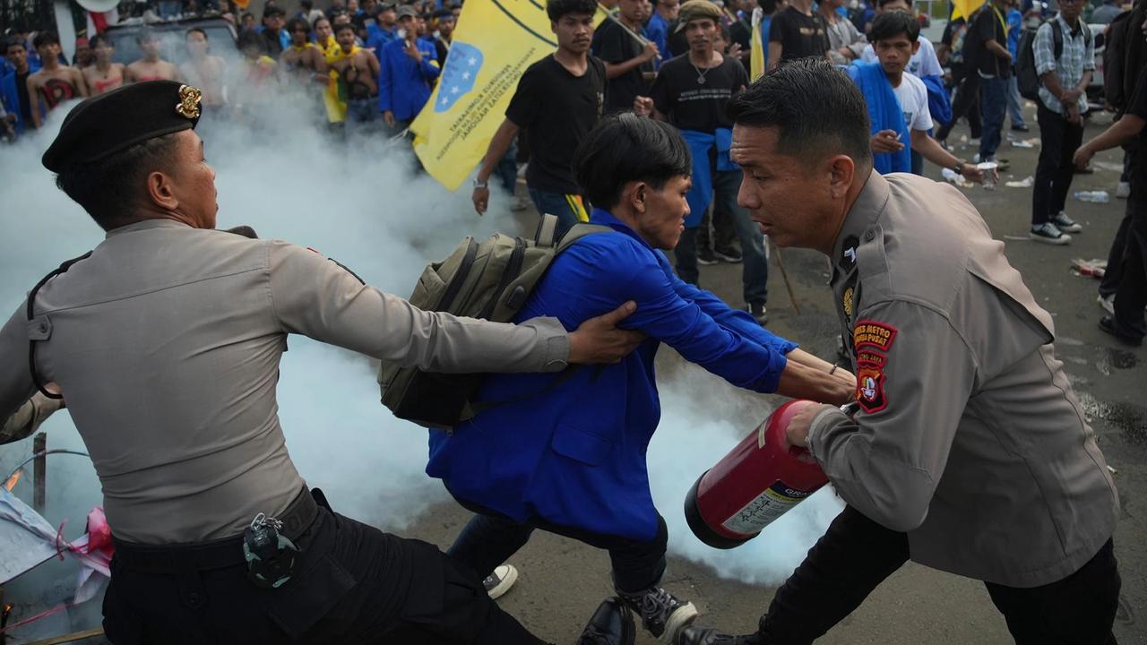 FOTO: Demo PMII di DPR Berujung Ricuh