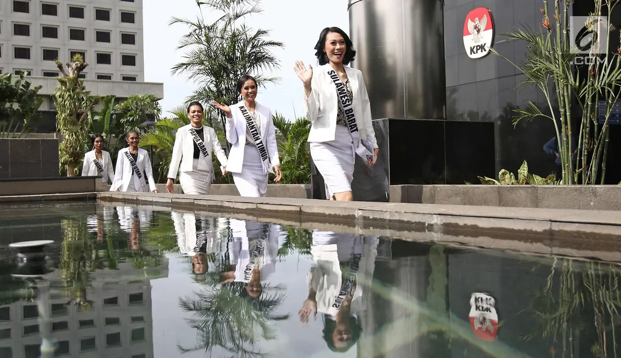 Finalis Puteri Indonesia 2018 melambaikan tangan ketika mendatangi gedung KPK di Jakarta, Senin (5/3). Sebanyak 39 finalis Puteri Indonesia 2018 mendatangi KPK untuk mendapat pembekalan tentang pencegahan korupsi. (Liputan6.com/Herman Zakharia)