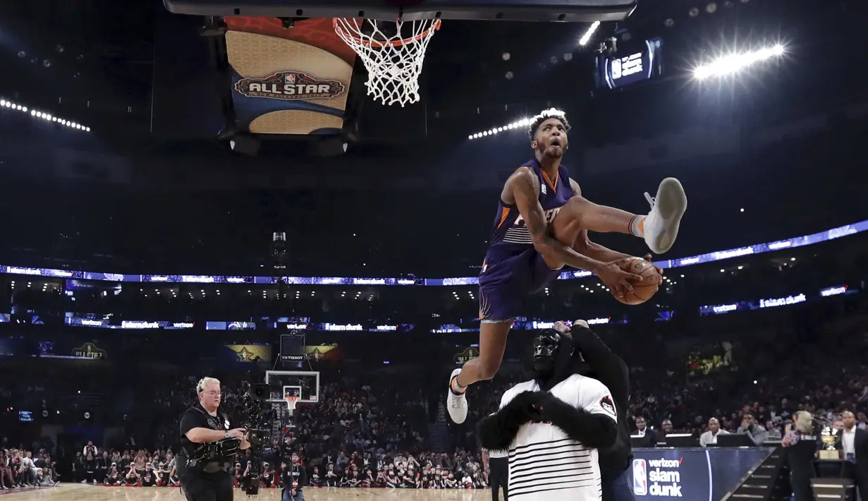 Aksi Bintang Phoenix Suns, Derrick Jones Jr. melompat melewati salah satu maskot pada kontes slam dunk NBA All-Star Saturday Night di New Orleans, (18/2/2017). (Ronald Martinez/Pool via AP)