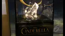 Tampak sepatu kaca Cinderella yang dipajang Disney saat saat Premier Cinderella di Cinema XXI Kota Kasablanka, Jakarta. (11/03/2015).(Liputan6.com/Gilardhani)