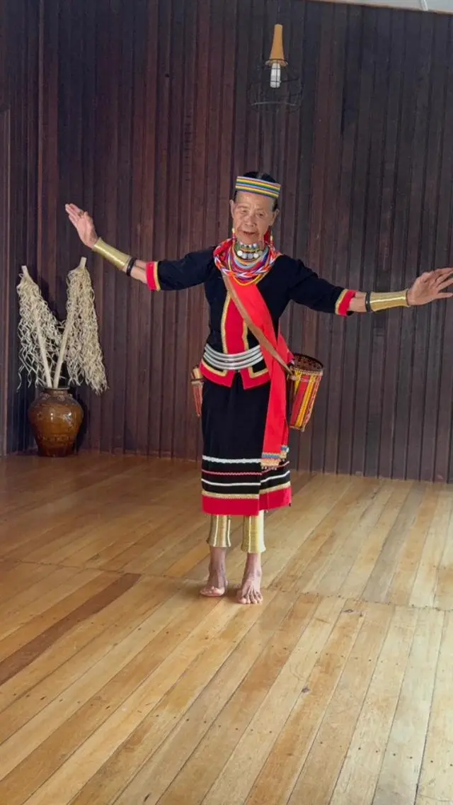2. Menjajal Sumpit Tradisional Sarawak